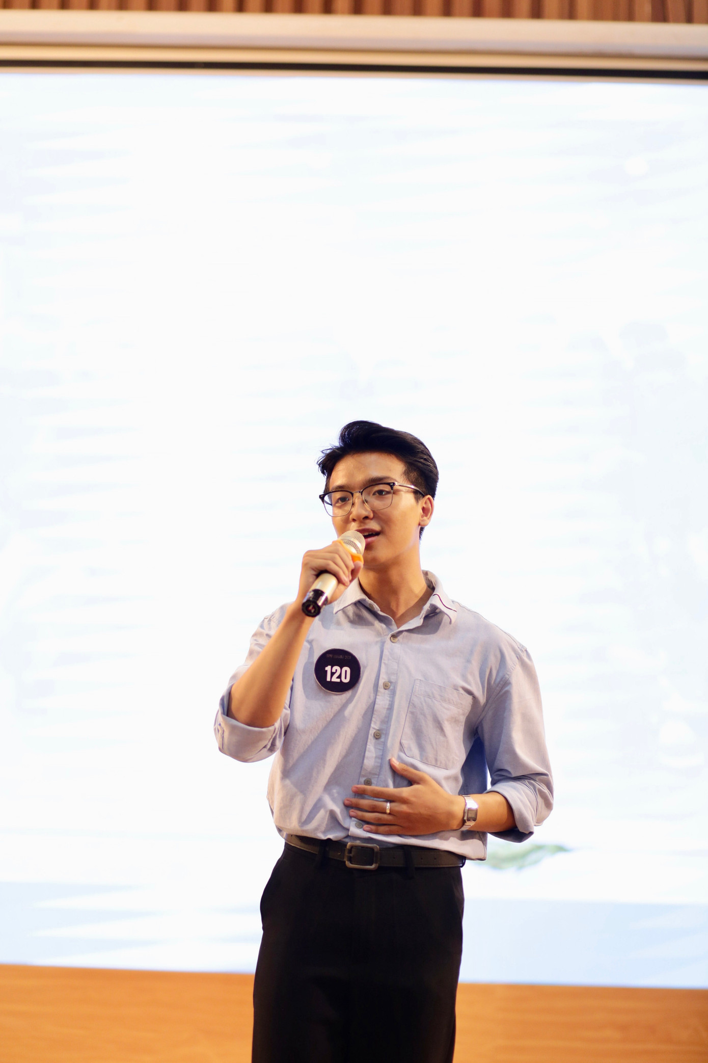 Có những lúc lịch học dày đặc nhưng Vinh vẫn sắp xếp thời gian một cách khoa học nhất để vừa có thể học tốt mà hoạt động ngoại khóa.