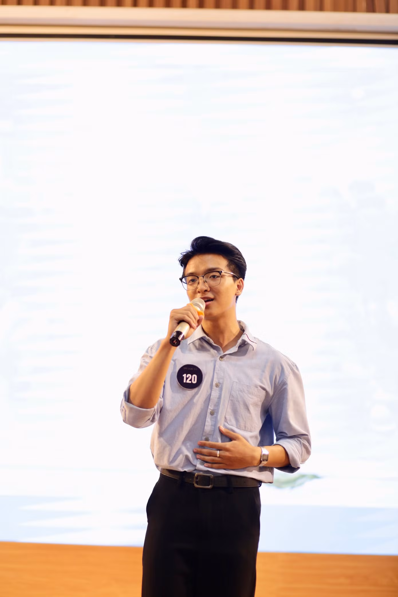 Có những lúc lịch học dày đặc nhưng Vinh vẫn sắp xếp thời gian một cách khoa học nhất để vừa có thể học tốt mà hoạt động ngoại khóa.