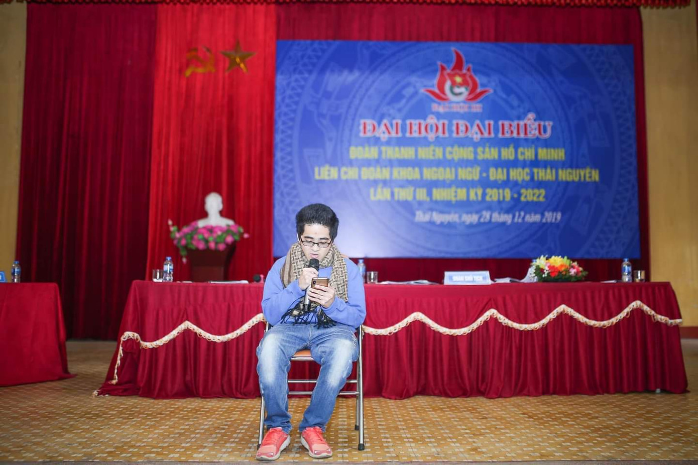 Không chỉ vậy, anh luôn nhiệt huyết với những hoạt động Đoàn - Hội và phong trào sinh viên. Không chỉ vậy, anh luôn nhiệt huyết với những hoạt động Đoàn - Hội và phong trào sinh viên.