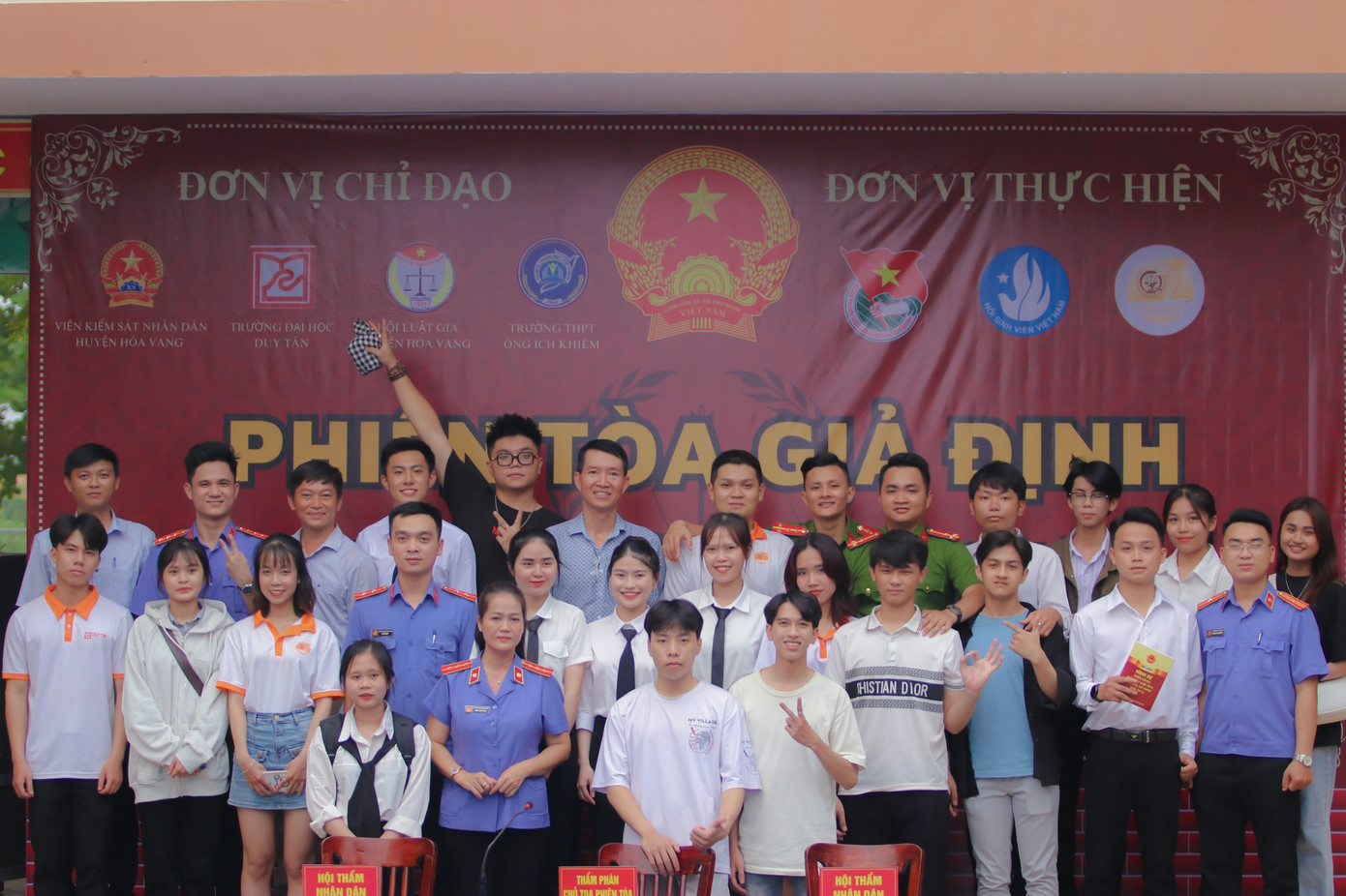 Phiên tòa giả định “Học sinh với hành vi bạo lực” diễn ra tại trường THPT Ông Ích Khiêm, Thành phố Đà Nẵng. Phiên tòa giả định “Học sinh với hành vi bạo lực” diễn ra tại trường THPT Ông Ích Khiêm, Thành phố Đà Nẵng.