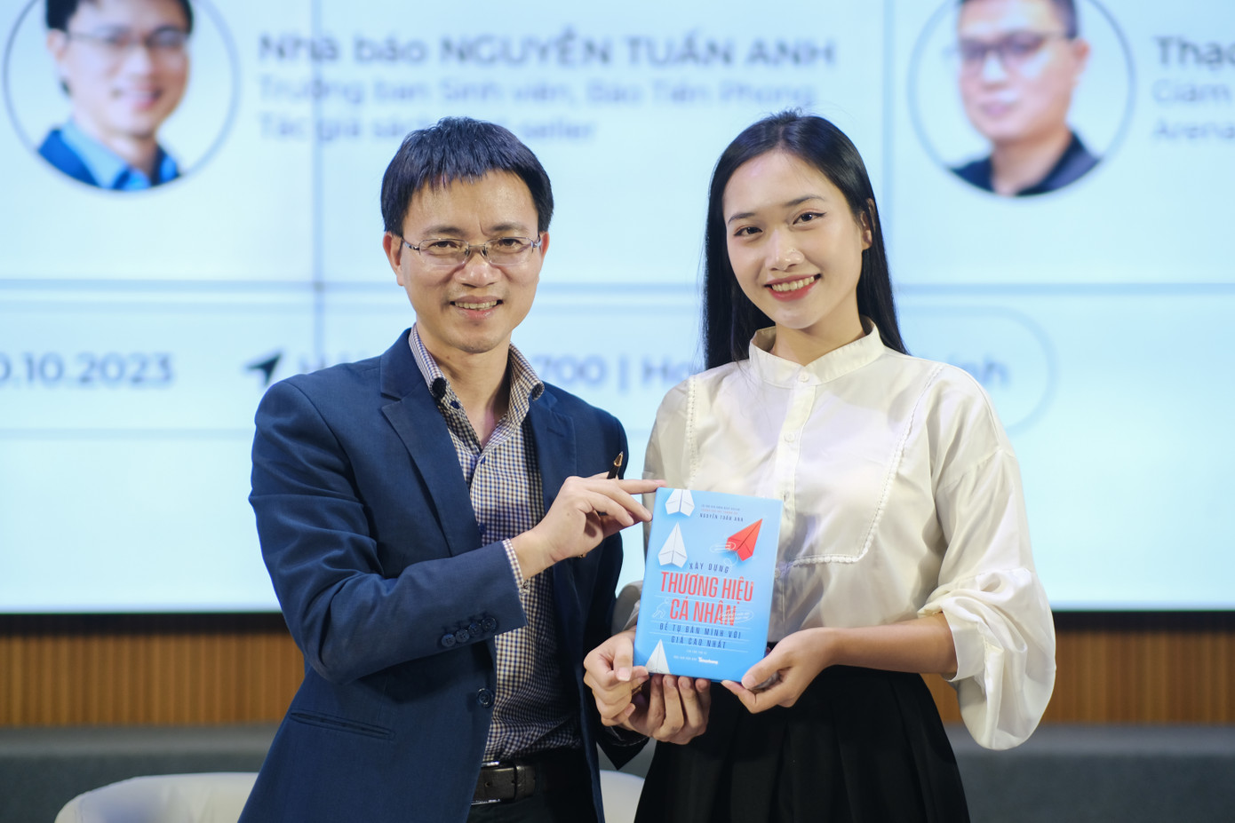 Tác giả, Nhà báo Nguyễn Tuấn Anh ký tặng sách “Xây dựng thương hiệu cá nhân để tự bán mình với giá cao nhất” cho Phó Chủ tịch Hội Sinh viên TP Hà Nội, Chủ tịch Hội Sinh viên Học viện Tài chính Vũ Thị Ngọc.