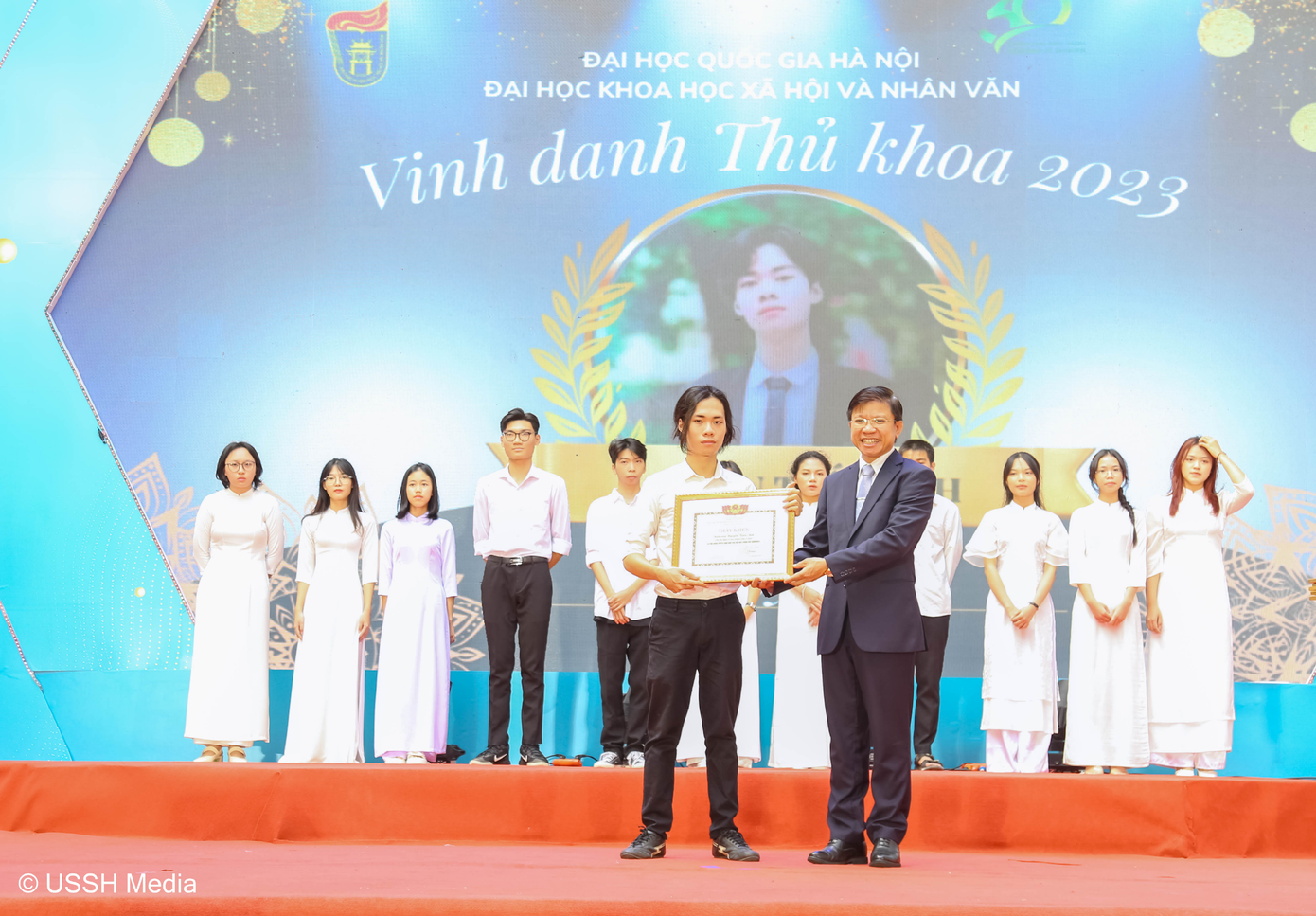 Tuấn Anh nhận bằng khen thủ khoa tại trường Đại học Khoa học Xã hội và Nhân văn. Tuấn Anh nhận bằng khen thủ khoa tại trường Đại học Khoa học Xã hội và Nhân văn.