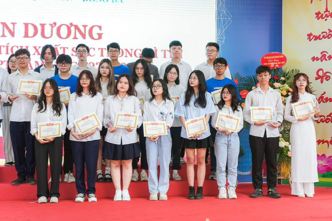 Tuấn Anh lên nhận bằng khen tại Trường THPT Lê Quý Đôn - Đống Đa. Tuấn Anh lên nhận bằng khen tại Trường THPT Lê Quý Đôn - Đống Đa.