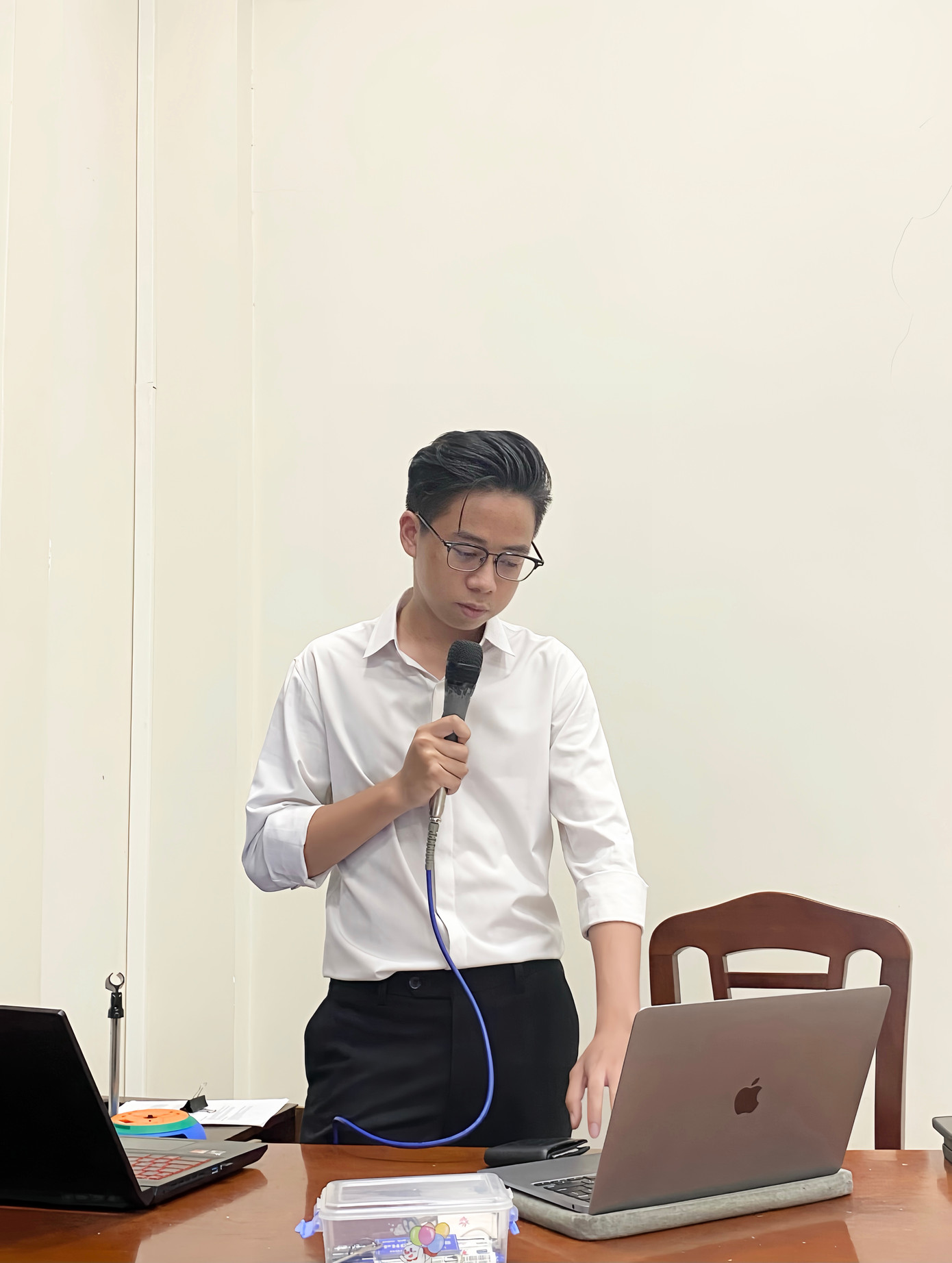 Việt Hoàng đã bắt đầu bén duyên với các phong trào Đoàn cũng như hoạt động ngoại khóa từ những năm cấp ba.