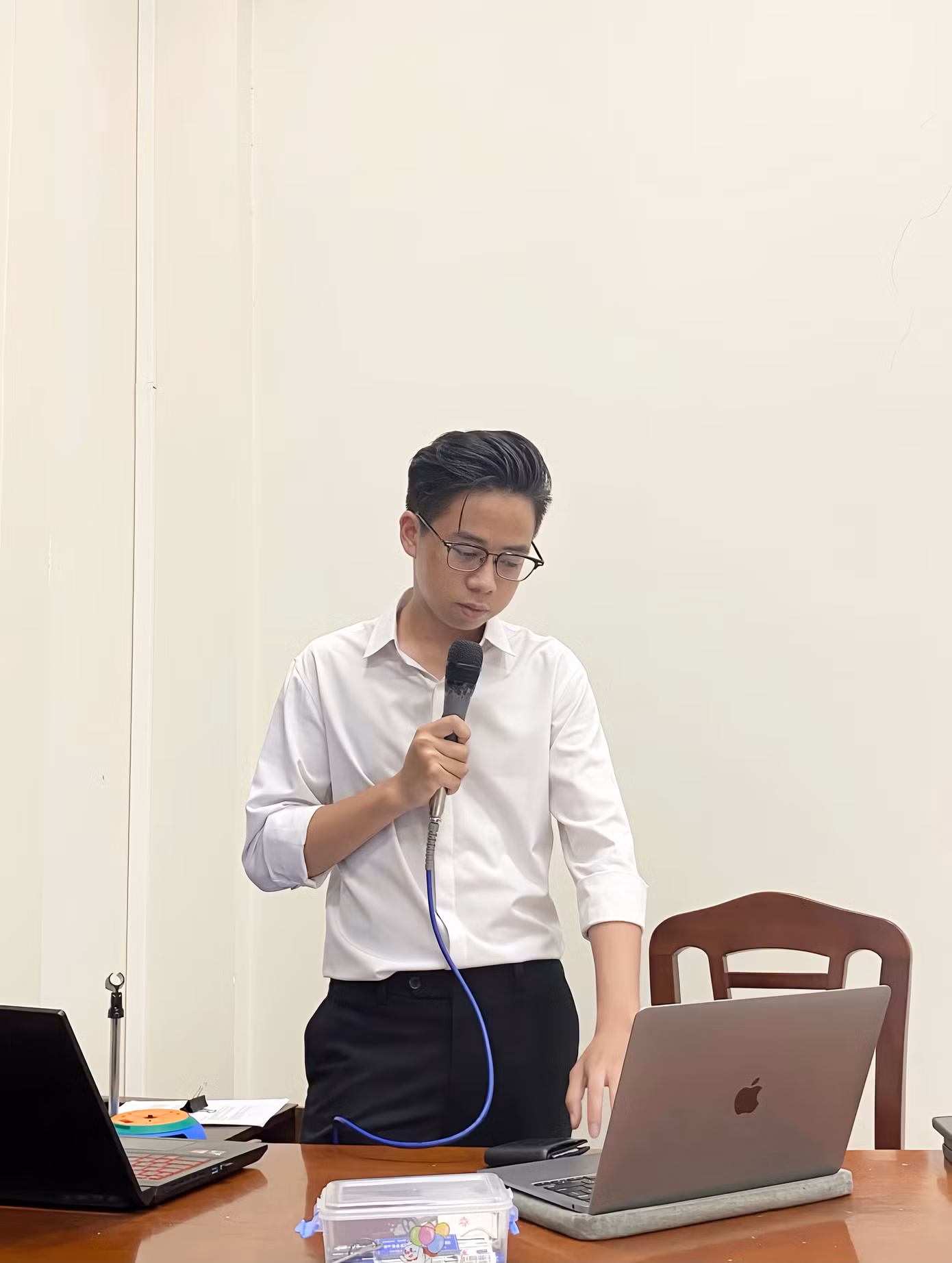 Việt Hoàng đã bắt đầu bén duyên với các phong trào Đoàn cũng như hoạt động ngoại khóa từ những năm cấp ba. Việt Hoàng đã bắt đầu bén duyên với các phong trào Đoàn cũng như hoạt động ngoại khóa từ những năm cấp ba.