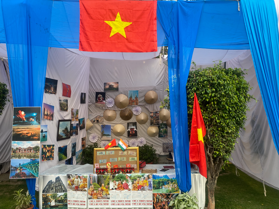 Gian trại của Việt Nam trong ngày hội văn hoá ở ISH.