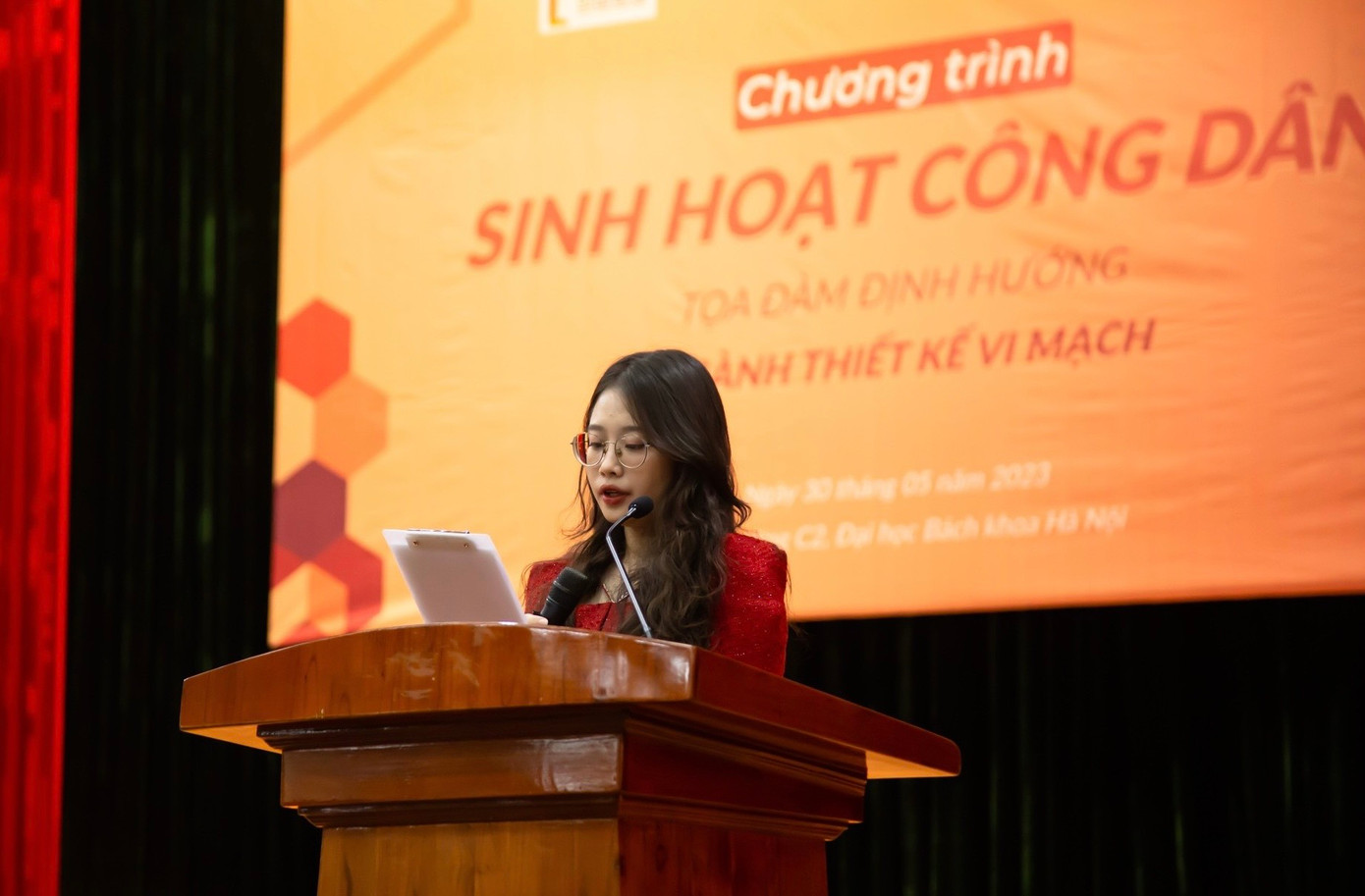 Liên trong vai trò MC cho một số chương trình của trường. Liên trong vai trò MC cho một số chương trình của trường.