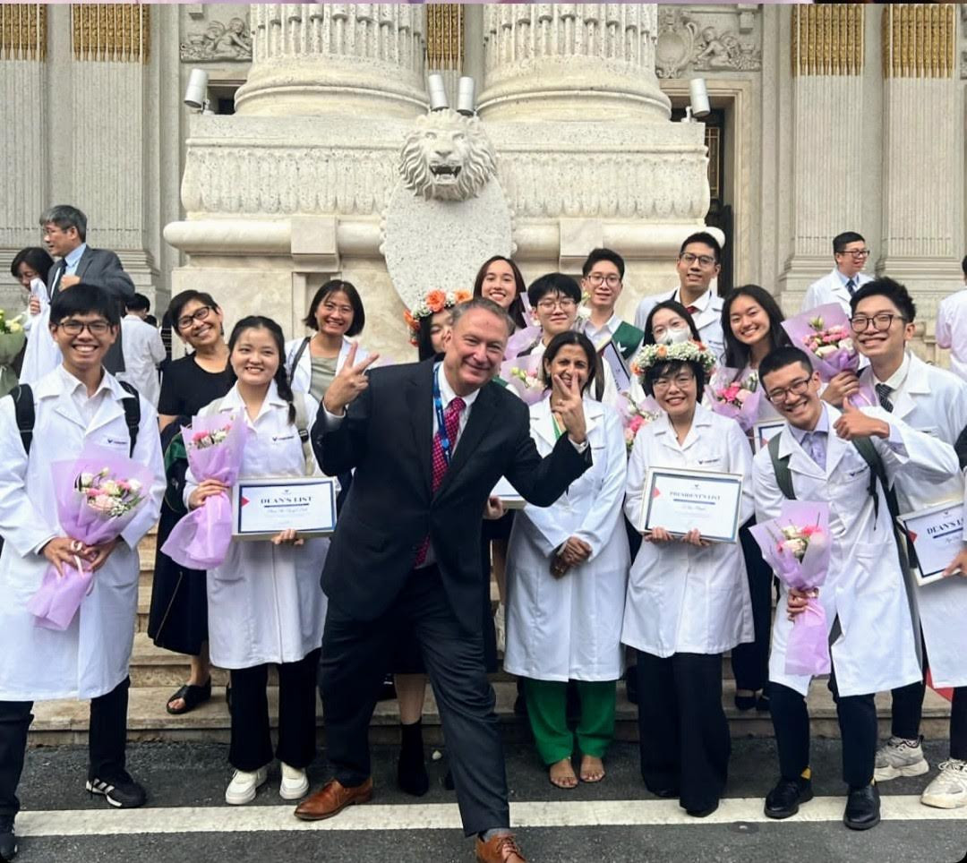 Vân Khanh và các sinh viên Y chụp cùng GS. David Bangsberg - Quyền Hiệu trưởng Trường Đại học VinUni, Viện trưởng Viện Khoa học Sức khỏe.