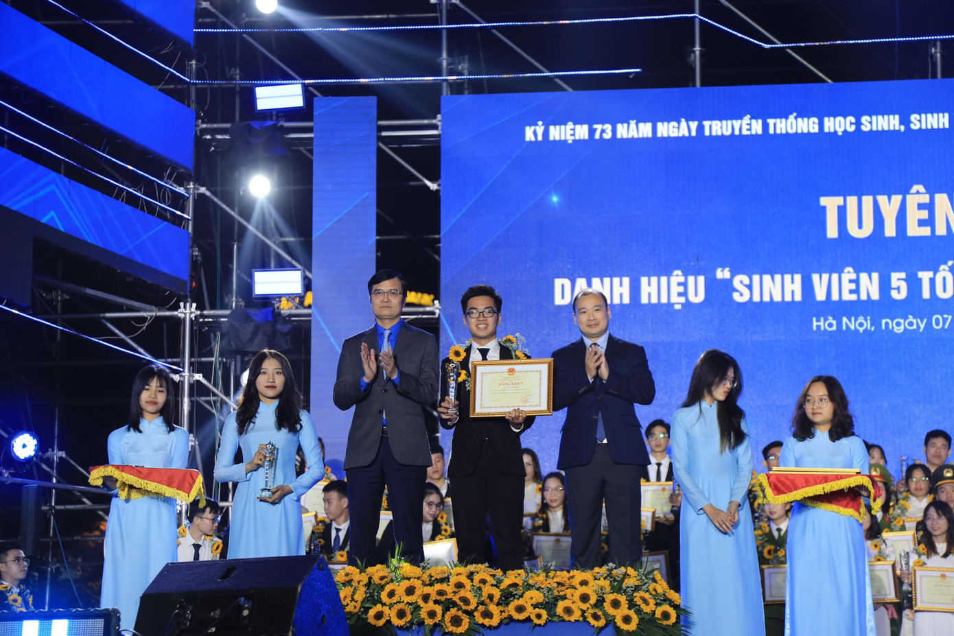 Đạt danh hiệu “Sinh viên 5 tốt” cấp Trung ương năm 2022.