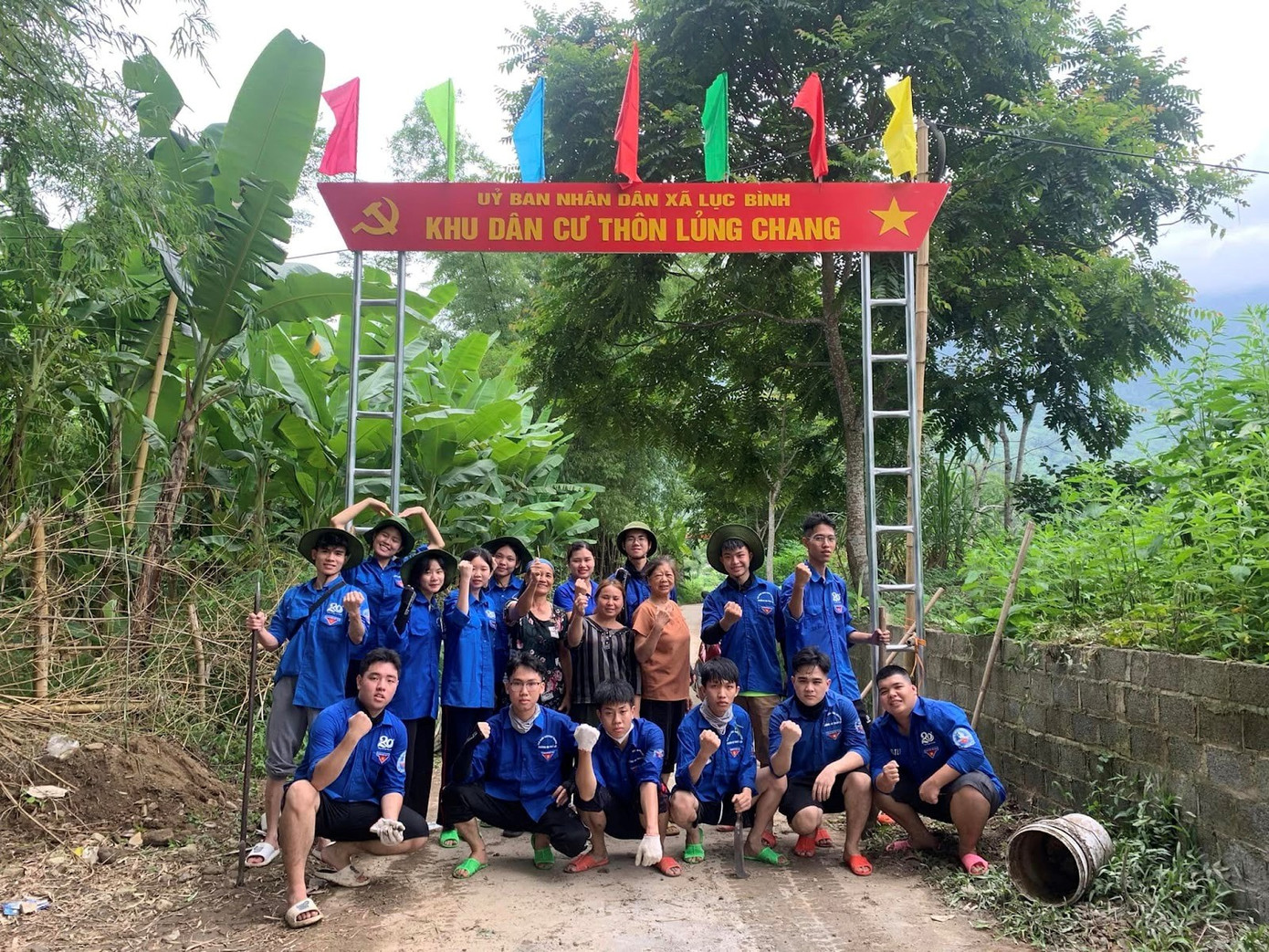 Làm lại cổng chào thôn Lủng Chang.