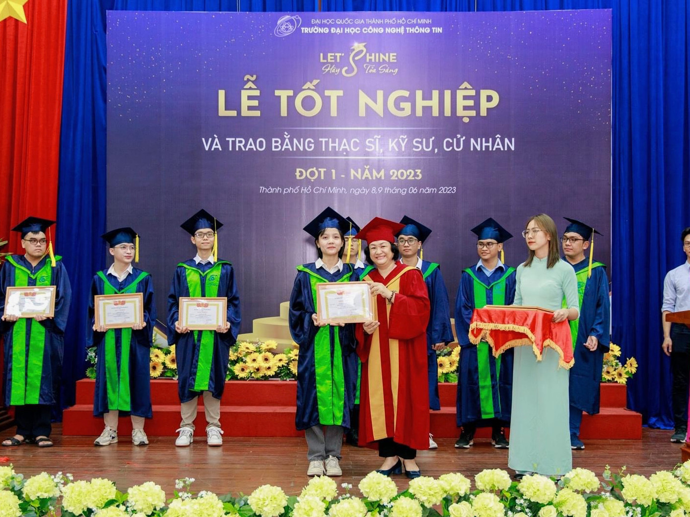 Minh Phương nhận bằng Lễ tốt nghiệp 2023 của Trường Đại học Công nghệ Thông tin, Đại học Quốc gia thành phố Hồ Chí Minh. Minh Phương nhận bằng Lễ tốt nghiệp 2023 của Trường Đại học Công nghệ Thông tin, Đại học Quốc gia thành phố Hồ Chí Minh.