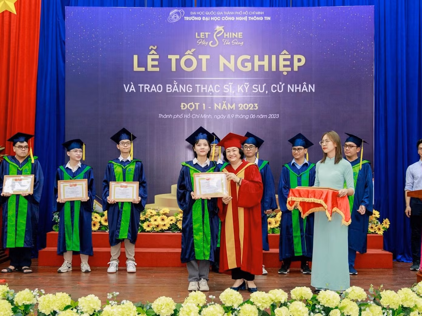 Minh Phương nhận bằng Lễ tốt nghiệp 2023 của Trường Đại học Công nghệ Thông tin, Đại học Quốc gia thành phố Hồ Chí Minh.