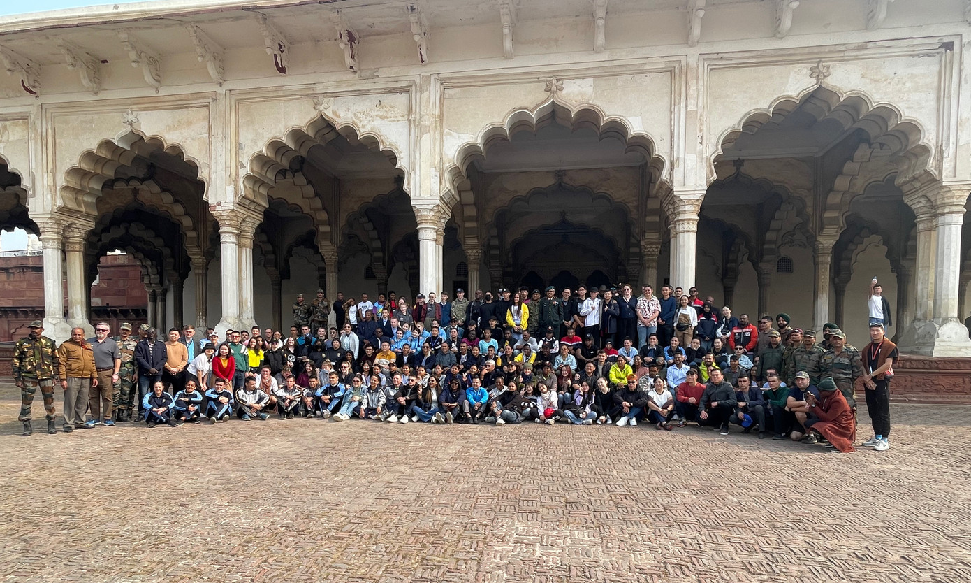 Đoàn đại biểu các nước chụp ảnh kỷ niệm tại Pháo đài Agra. Đoàn đại biểu các nước chụp ảnh kỷ niệm tại Pháo đài Agra.