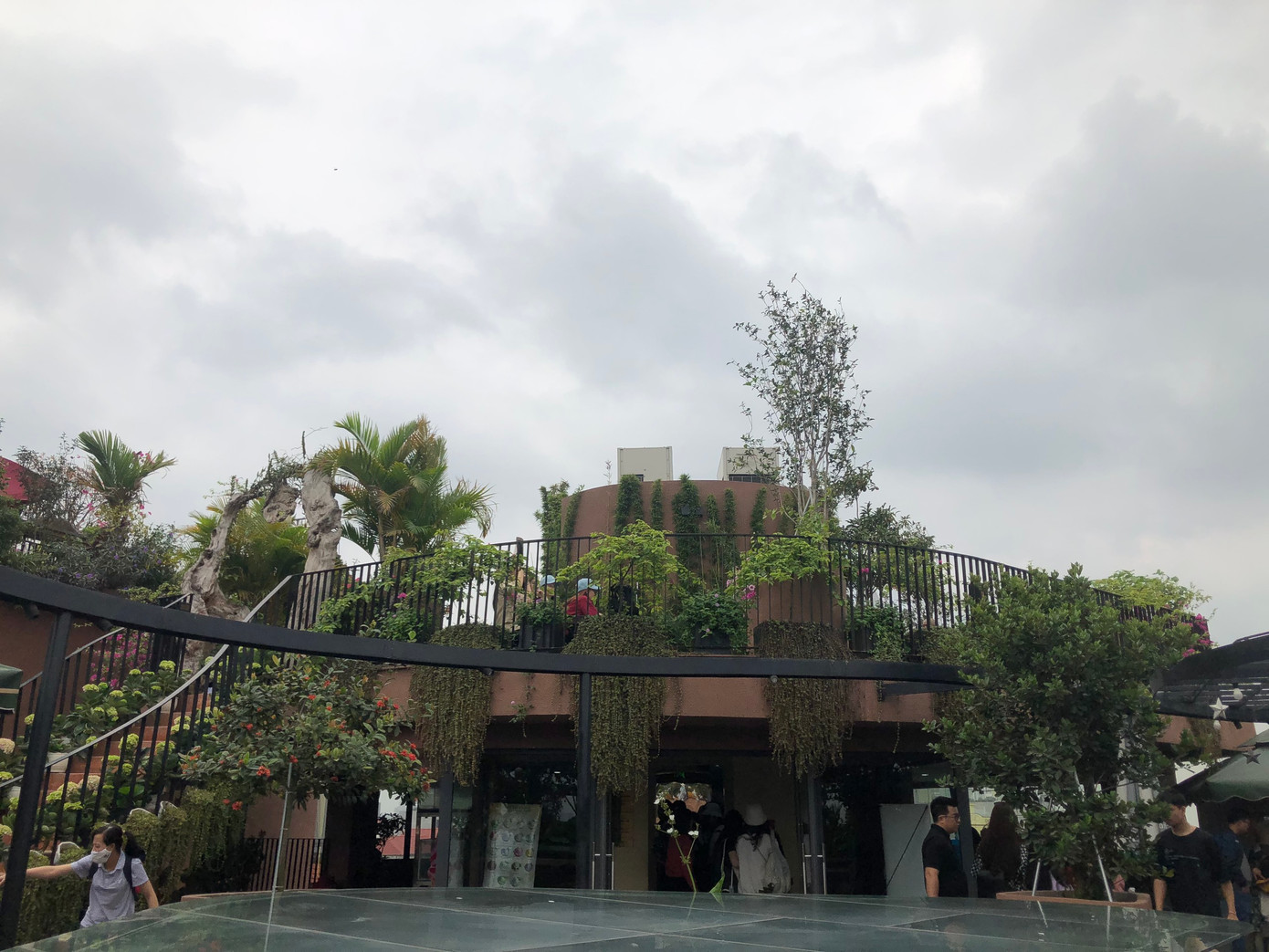 Không gian tầng 5 xanh mát với thiết kế tự nhiên.