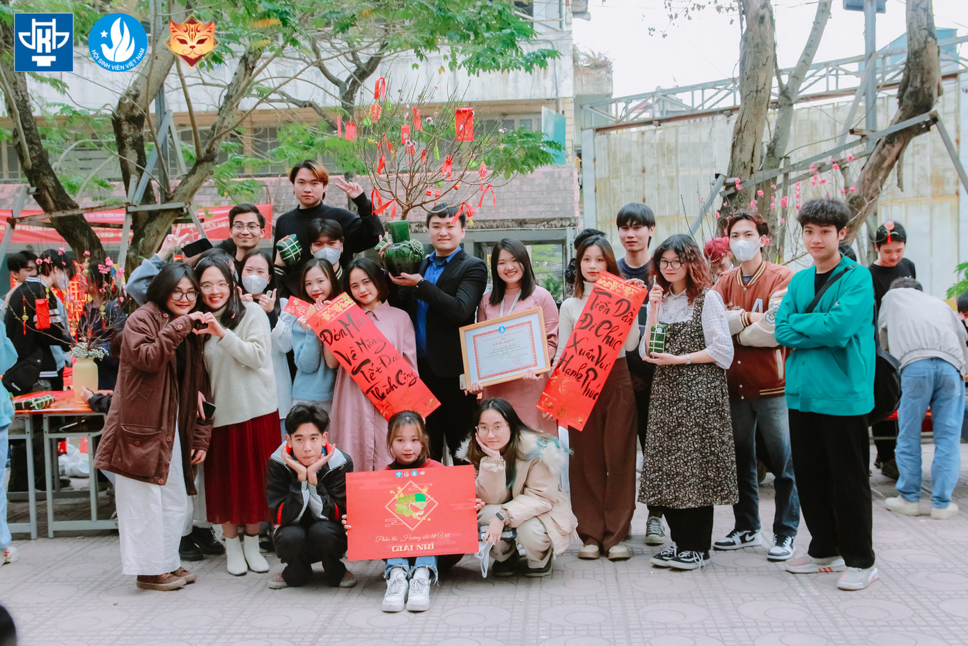 LCK Nội thất chụp ảnh cùng anh Trần Hoàng Anh - Ủy viên Ban Thư ký, Chánh Văn phòng Hội Sinh viên Việt Nam TP. Hà Nội tại Festival Tết HAU 2023. LCK Nội thất chụp ảnh cùng anh Trần Hoàng Anh - Ủy viên Ban Thư ký, Chánh Văn phòng Hội Sinh viên Việt Nam TP. Hà Nội tại Festival Tết HAU 2023.