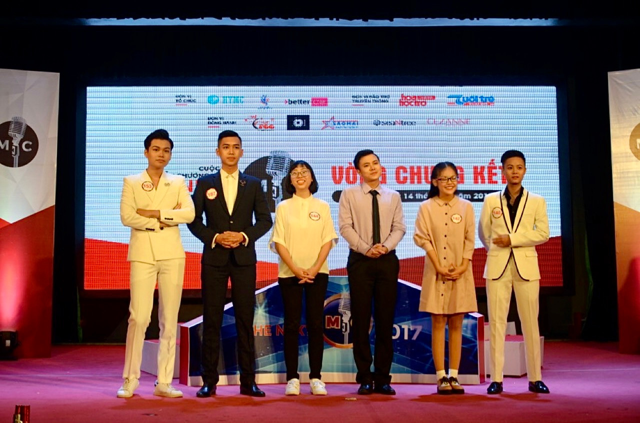 Hoàng An (thứ 2 ngoài cùng bên phải) đã xuất sắc lọt vào top 6 của cuộc thi The Next MC - một thành tích đáng tự hào đối với một học sinh lớp 10. Hoàng An (thứ 2 ngoài cùng bên phải) đã xuất sắc lọt vào top 6 của cuộc thi The Next MC - một thành tích đáng tự hào đối với một học sinh lớp 10.