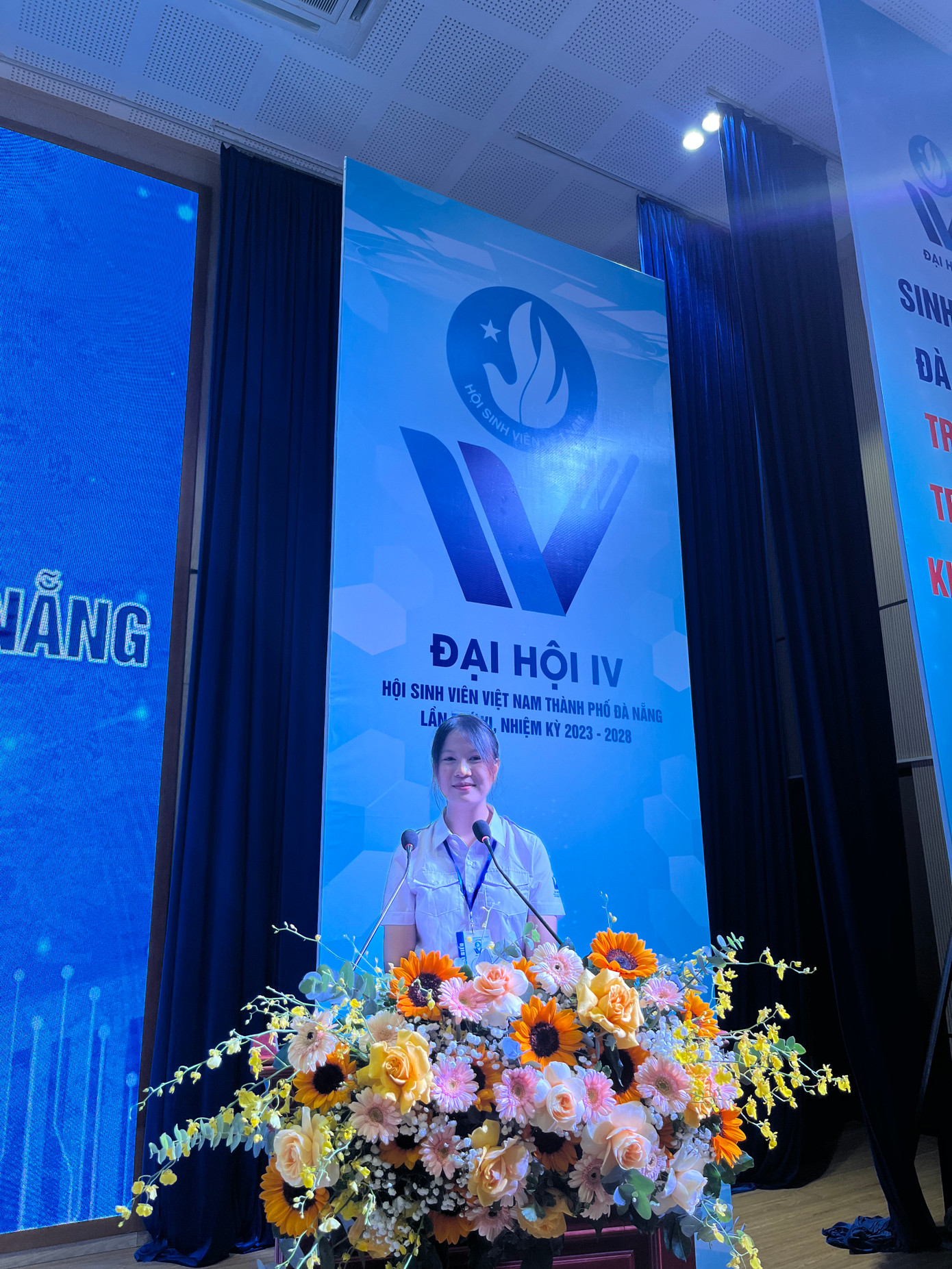 Từ một cô nàng nhút nhát Diệu Huyền đã “phá kén” và trở thành một sinh viên năng động. Từ một cô nàng nhút nhát Diệu Huyền đã “phá kén” và trở thành một sinh viên năng động.