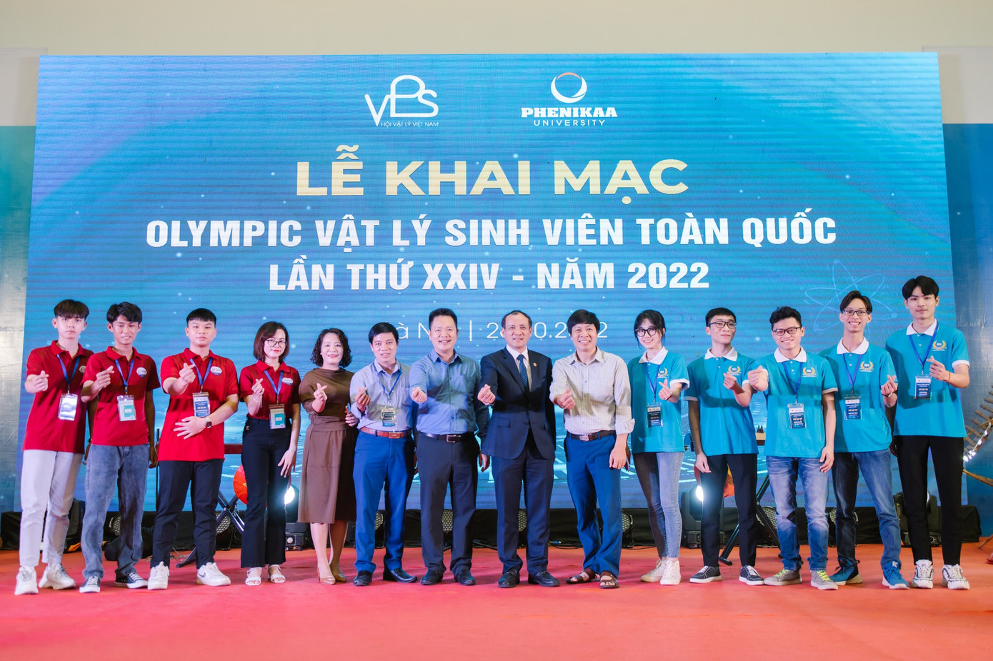 Phạm Mai Hương (đứng thứ 5 từ phải qua) tham gia Olympic Vật lý sinh viên năm 2022. Phạm Mai Hương (đứng thứ 5 từ phải qua) tham gia Olympic Vật lý sinh viên năm 2022.