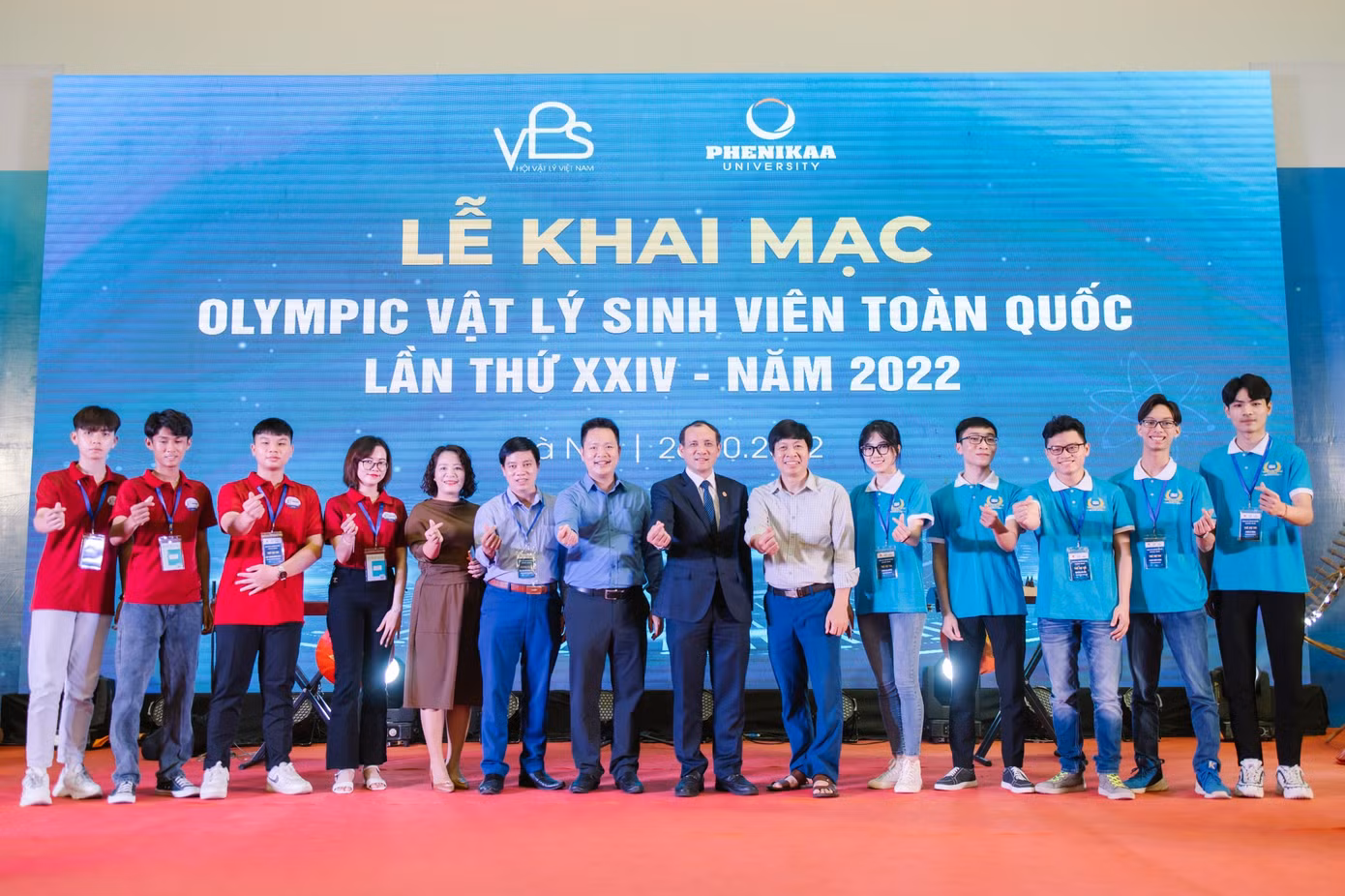 Phạm Mai Hương (đứng thứ 5 từ phải qua) tham gia Olympic Vật lý sinh viên năm 2022.