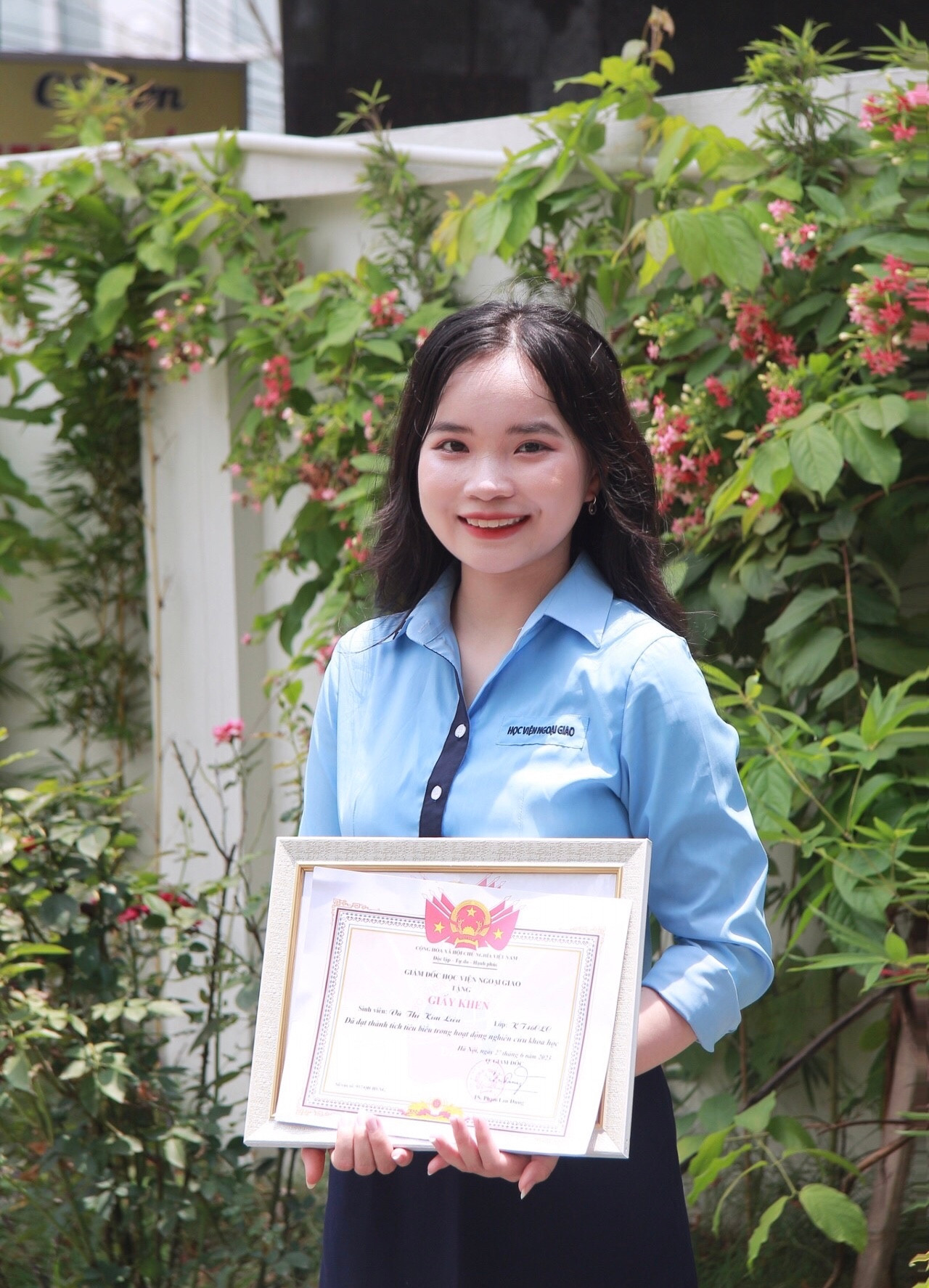 Kim Liên vừa nhận tấm bằng cử nhân xuất sắc ngành Kinh tế quốc tế. Kim Liên vừa nhận tấm bằng cử nhân xuất sắc ngành Kinh tế quốc tế.