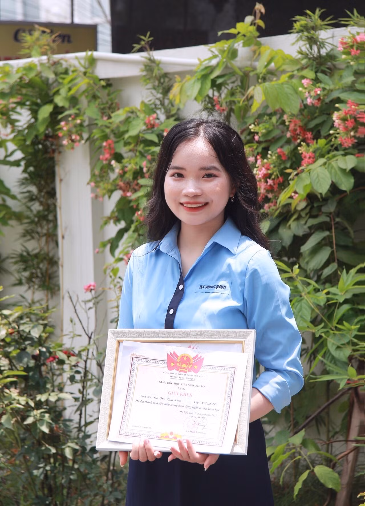 Kim Liên vừa nhận tấm bằng cử nhân xuất sắc ngành Kinh tế quốc tế.
