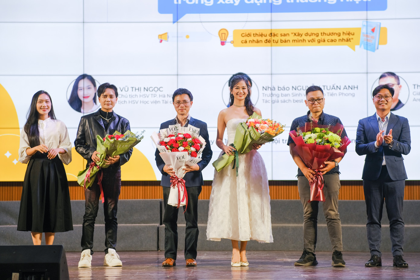 Tại buổi toạ đàm, những câu chuyện xoay quanh việc xây dựng thương hiệu cá nhân trong “cơn bão” trí tuệ nhân tạo, chuyển đổi số đã nhận được sự chú ý, quan tâm đặc biệt của đông đảo sinh viên.