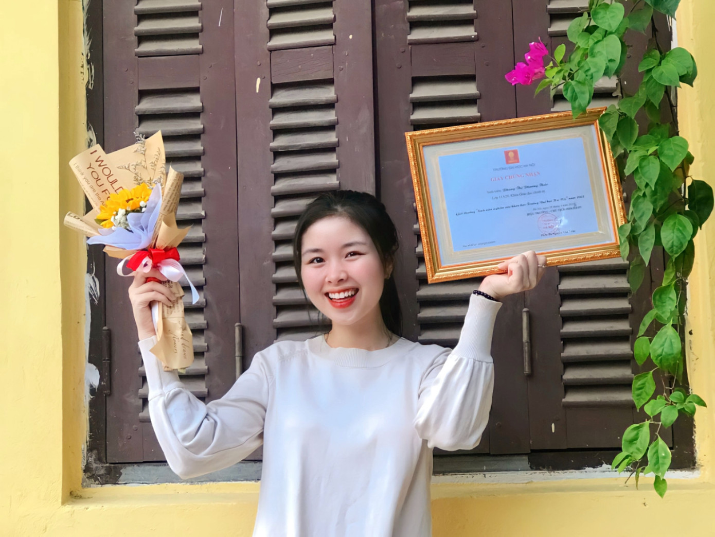 Phương Thảo nhận giải Khuyến khích cuộc thi Nghiên cứu khoa học sinh viên cấp trường năm 2022.