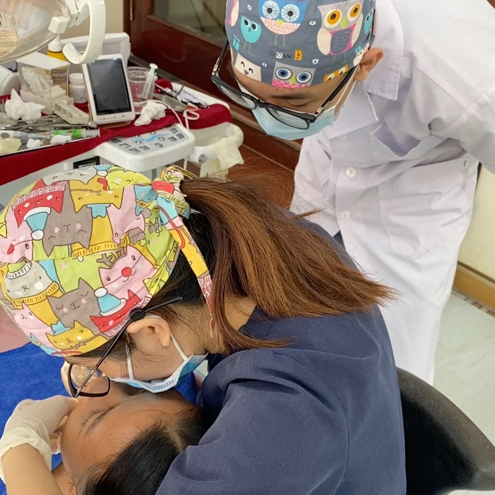 Nữ sinh không ngừng học tập, rèn luyện và nâng cao kiến thức chuyên môn.