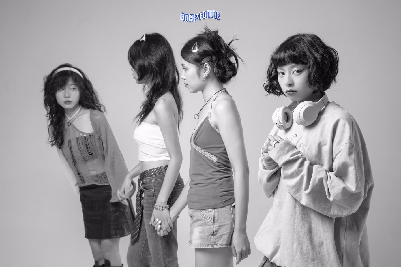Khát vọng được chinh phục thế giới bên ngoài thôi thúc ba người kia nắm tay cùng nhau rời đi, để lại cô gái vốn mặc cảm như Cyan lại càng tổn thương, mọi niềm tin trong cô đều tan vỡ.