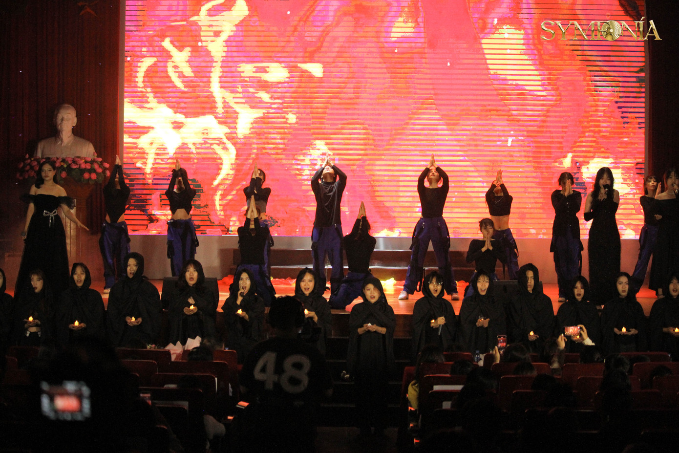 Toàn bộ thành viên ban Sân khấu đồng ca trong tiết mục Skyfall. Toàn bộ thành viên ban Sân khấu đồng ca trong tiết mục Skyfall.