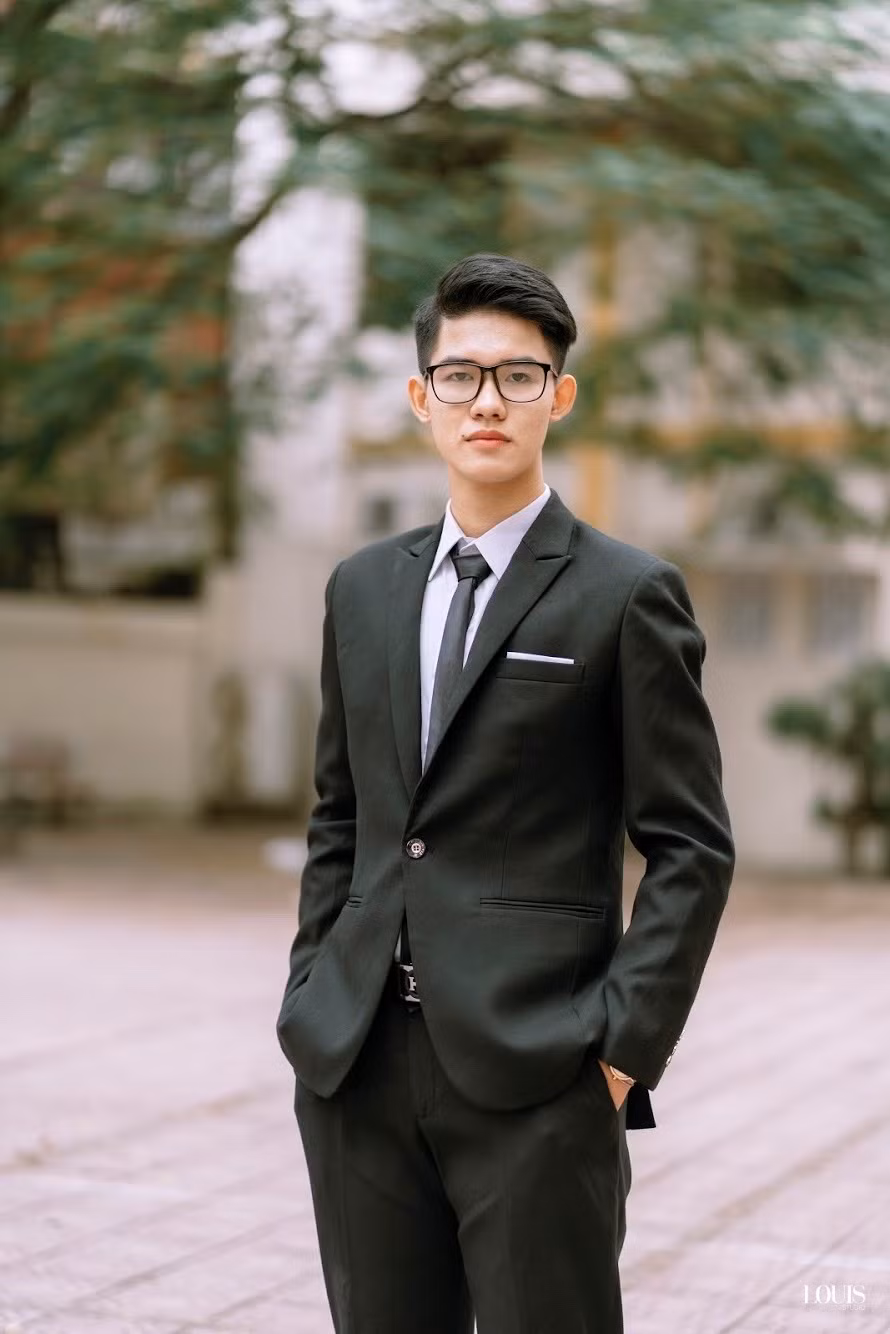 Nguyễn Đức Tuấn (sinh năm 2003) là sinh viên năm hai, khoa Y khoa, Trường Đại học Y Dược - Đại học Thái Nguyên.