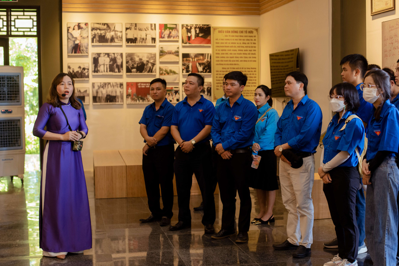 Người trẻ được tham quan và lắng nghe những câu chuyện lịch sử về đồng chí Tố Hữu và quá trình hoạt động cách mạng ở nhà lưu niệm tại Quảng Điền.