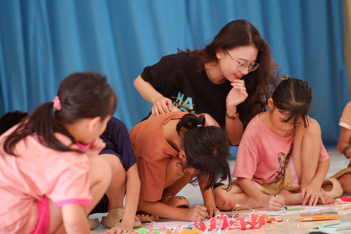 Liên tham gia tình nguyện giúp đỡ các em bé vùng cao. Liên tham gia tình nguyện giúp đỡ các em bé vùng cao.