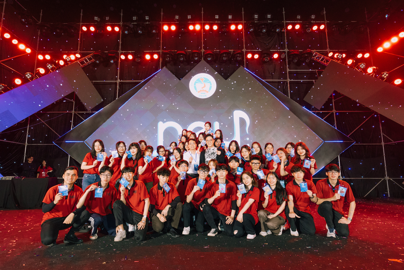 Diễn viên Chí Nhân - ThS. Nguyễn Đức Nhân cùng Ban Chấp hành Liên Chi đoàn Khoa Kinh tế và Quản lý nguồn nhân lực tại NEU Concert 2023. Diễn viên Chí Nhân - ThS. Nguyễn Đức Nhân cùng Ban Chấp hành Liên Chi đoàn Khoa Kinh tế và Quản lý nguồn nhân lực tại NEU Concert 2023.