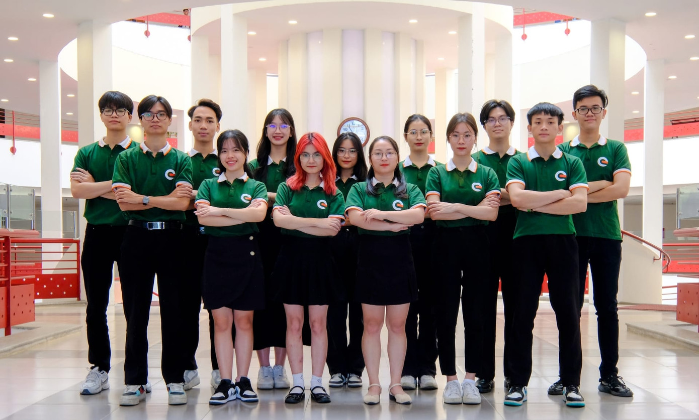 Thu Hằng cùng đội ngũ nhân sự tại CareerEmpower (CE).