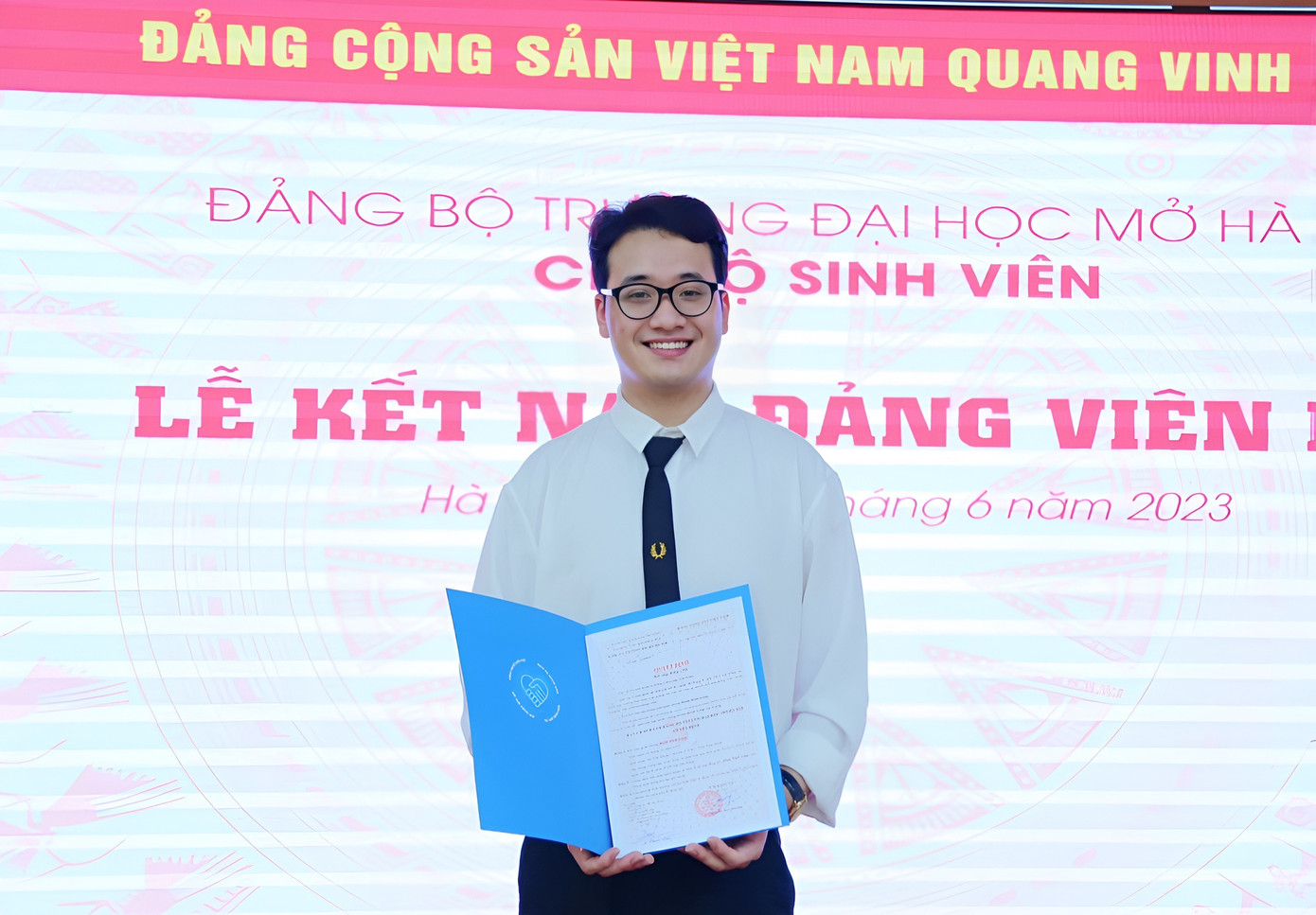 Đoàn Đình Long trong Lễ kết nạp Đảng Cộng sản. Đoàn Đình Long trong Lễ kết nạp Đảng Cộng sản.