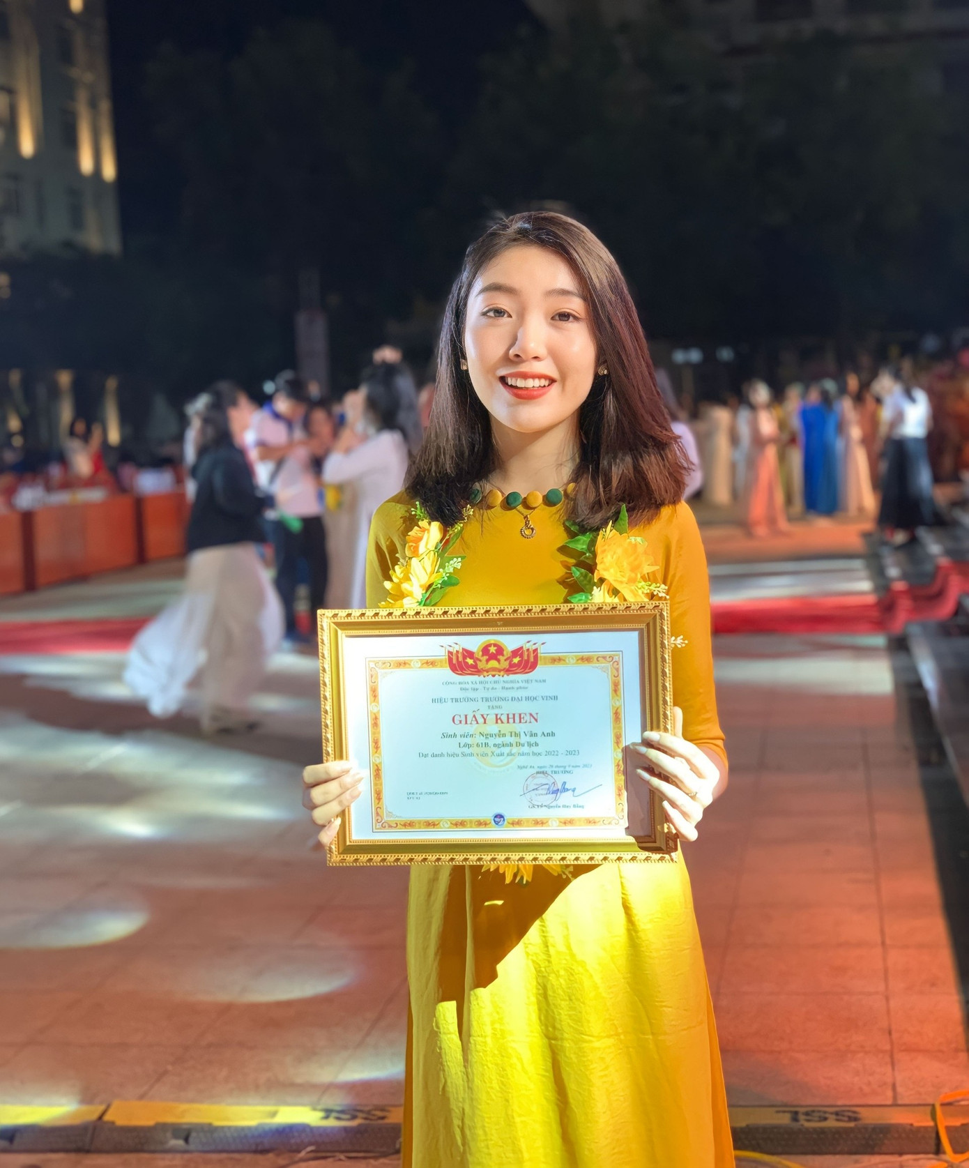 Cô nàng nhận bằng khen vì đã có thành tích xuất sắc trong Công tác Đoàn và phong trào thanh niên.