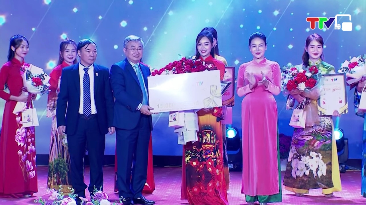 Giám đốc Đài phát thanh và Truyền hình tỉnh Tuyên Quang cùng các Nhà tài trợ trao Giải nhất cho thí sinh Nguyễn Bình, Giám đốc Đài phát thanh và Truyền hình tỉnh Tuyên Quang cùng các Nhà tài trợ trao Giải nhất cho thí sinh Nguyễn Bình,