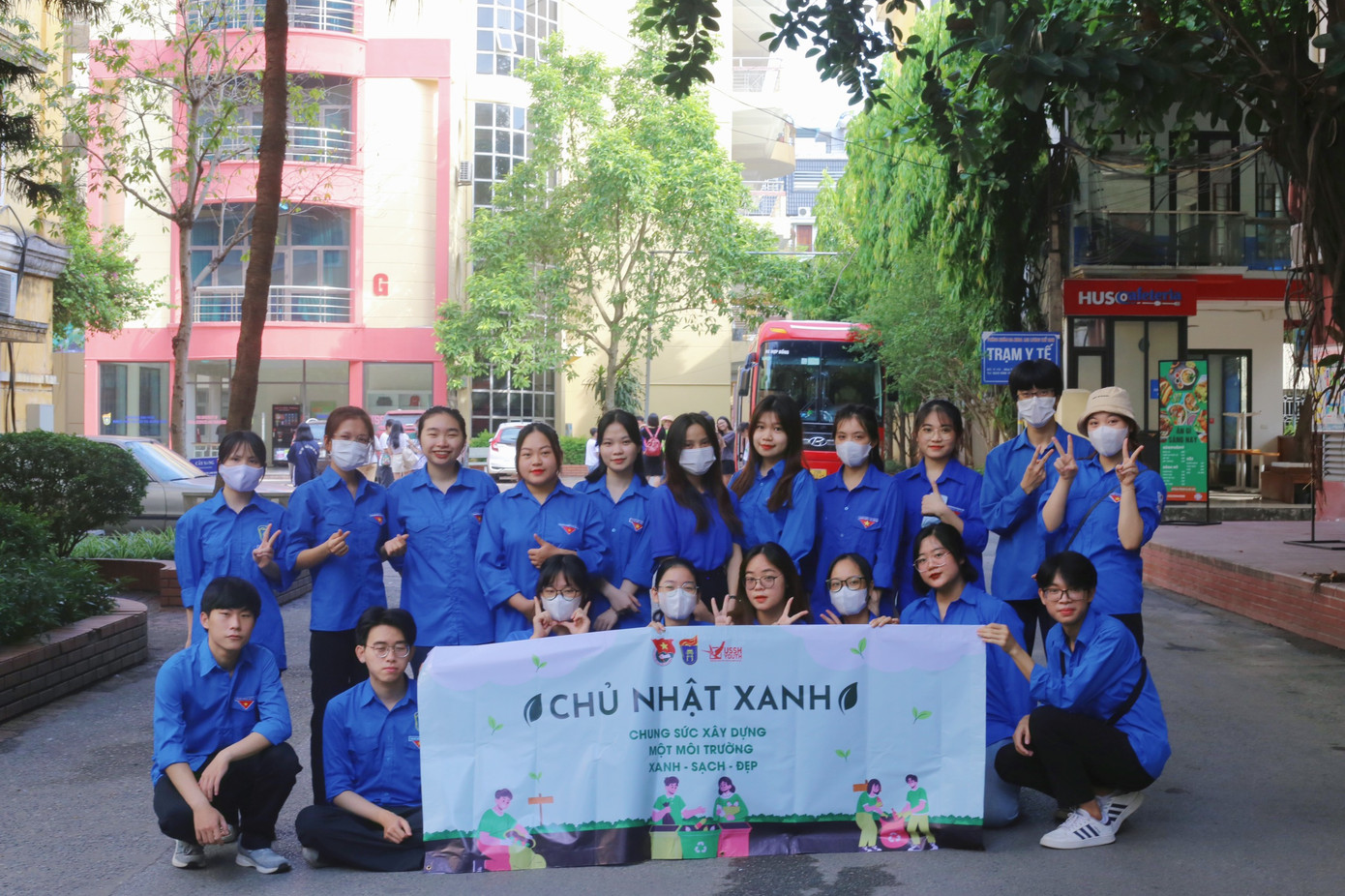 Mai Phương (đứng thứ năm hàng 2 từ bên phải vào) - Đội trưởng đội Tình nguyện Chủ nhật Xanh do Đoàn Thanh niên - Hội Sinh viên USSH tổ chức. Mai Phương (đứng thứ năm hàng 2 từ bên phải vào) - Đội trưởng đội Tình nguyện Chủ nhật Xanh do Đoàn Thanh niên - Hội Sinh viên USSH tổ chức.