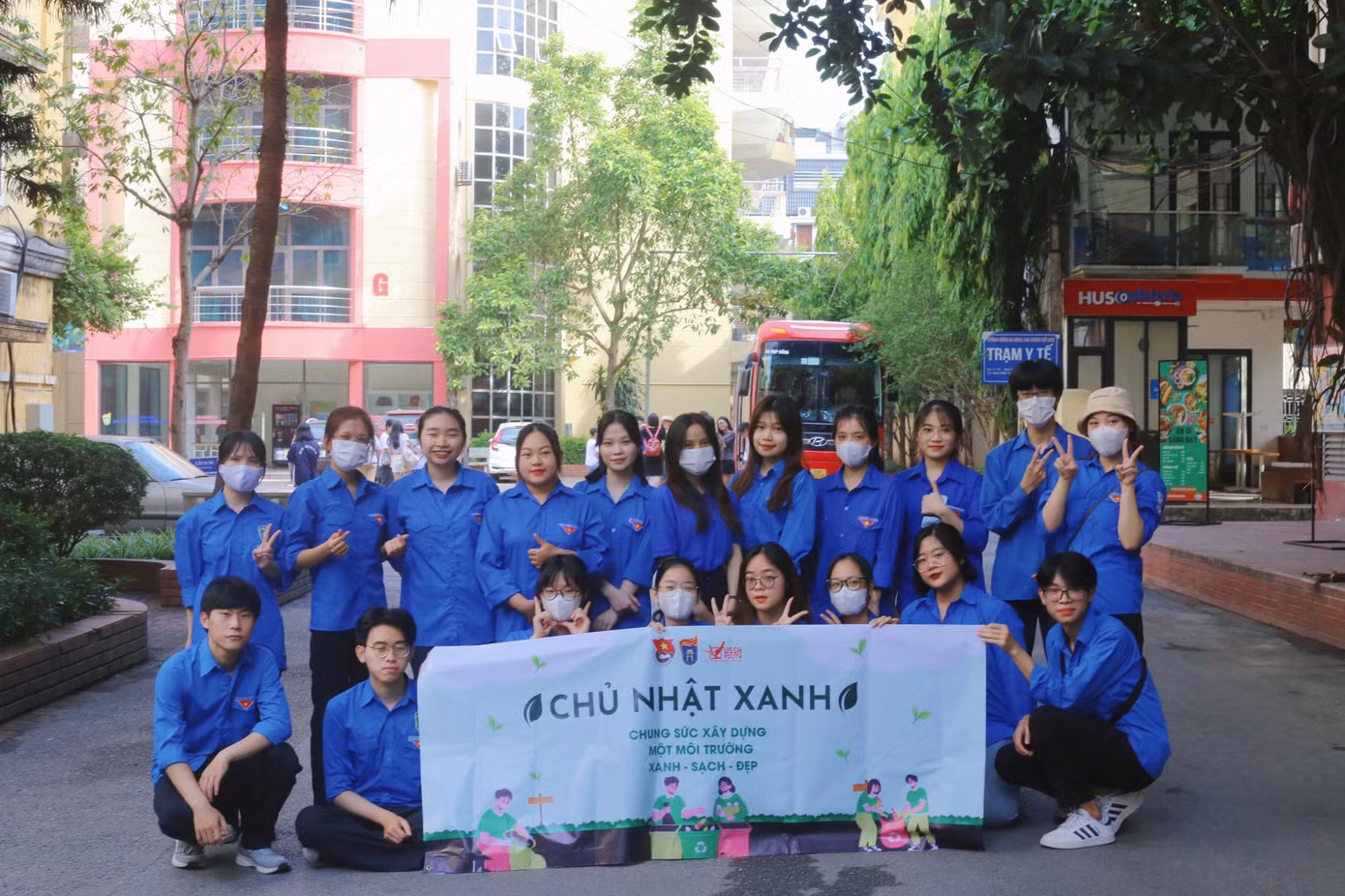Mai Phương (đứng thứ năm hàng 2 từ bên phải vào) - Đội trưởng đội Tình nguyện Chủ nhật Xanh do Đoàn Thanh niên - Hội Sinh viên USSH tổ chức.