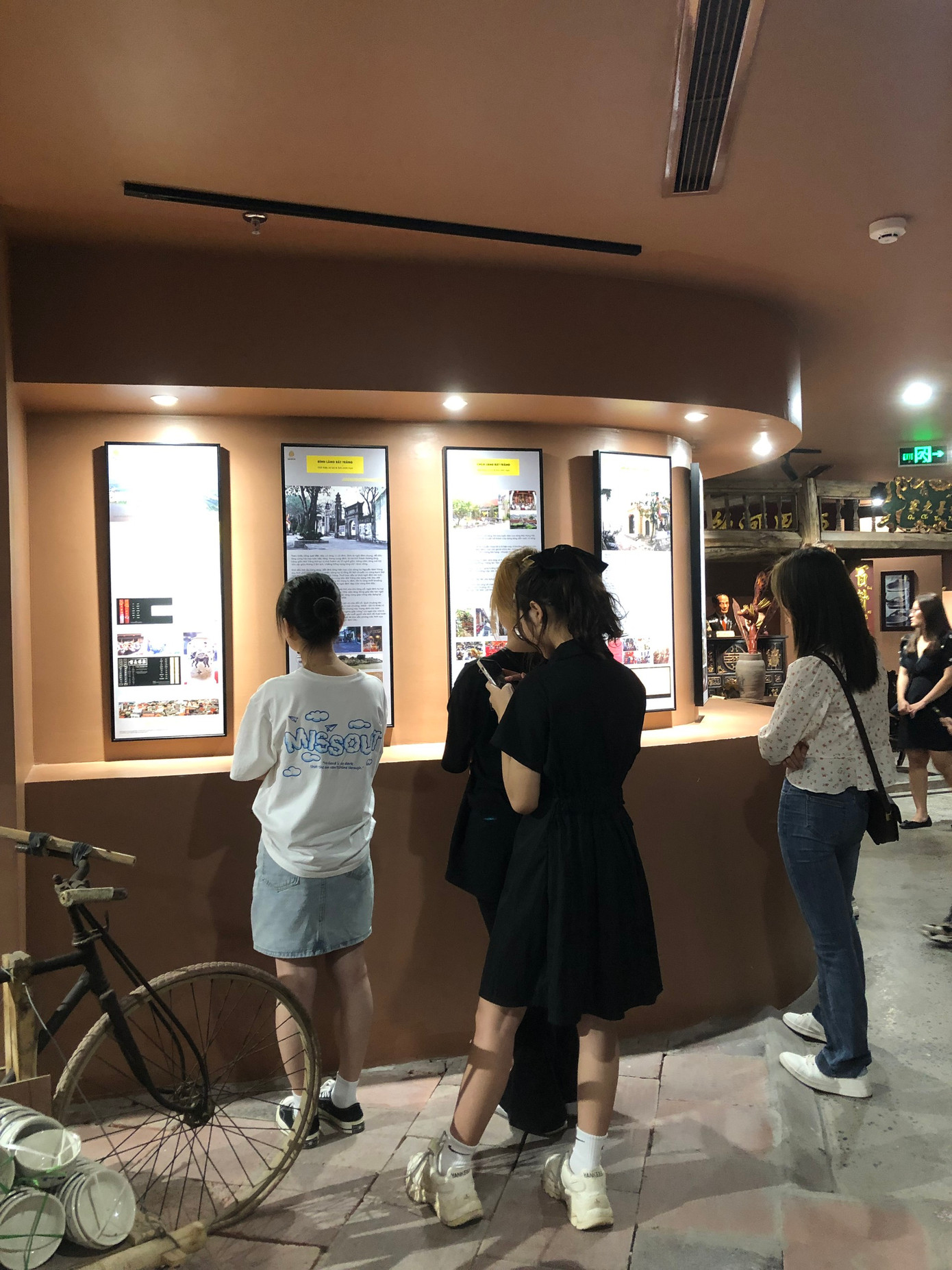 Nhiều du khách chăm chú đọc lịch sử của các sản phẩm trưng bày.