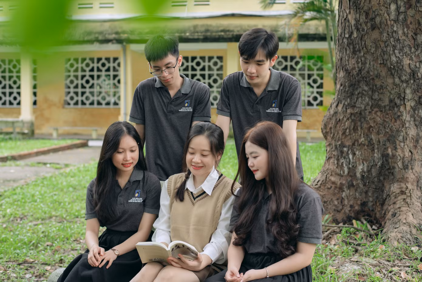 Hướng tới phát triển thế hệ sinh viên năng động, sáng tạo và nhân văn trong giao tiếp, ứng xử. Hướng tới phát triển thế hệ sinh viên năng động, sáng tạo và nhân văn trong giao tiếp, ứng xử.