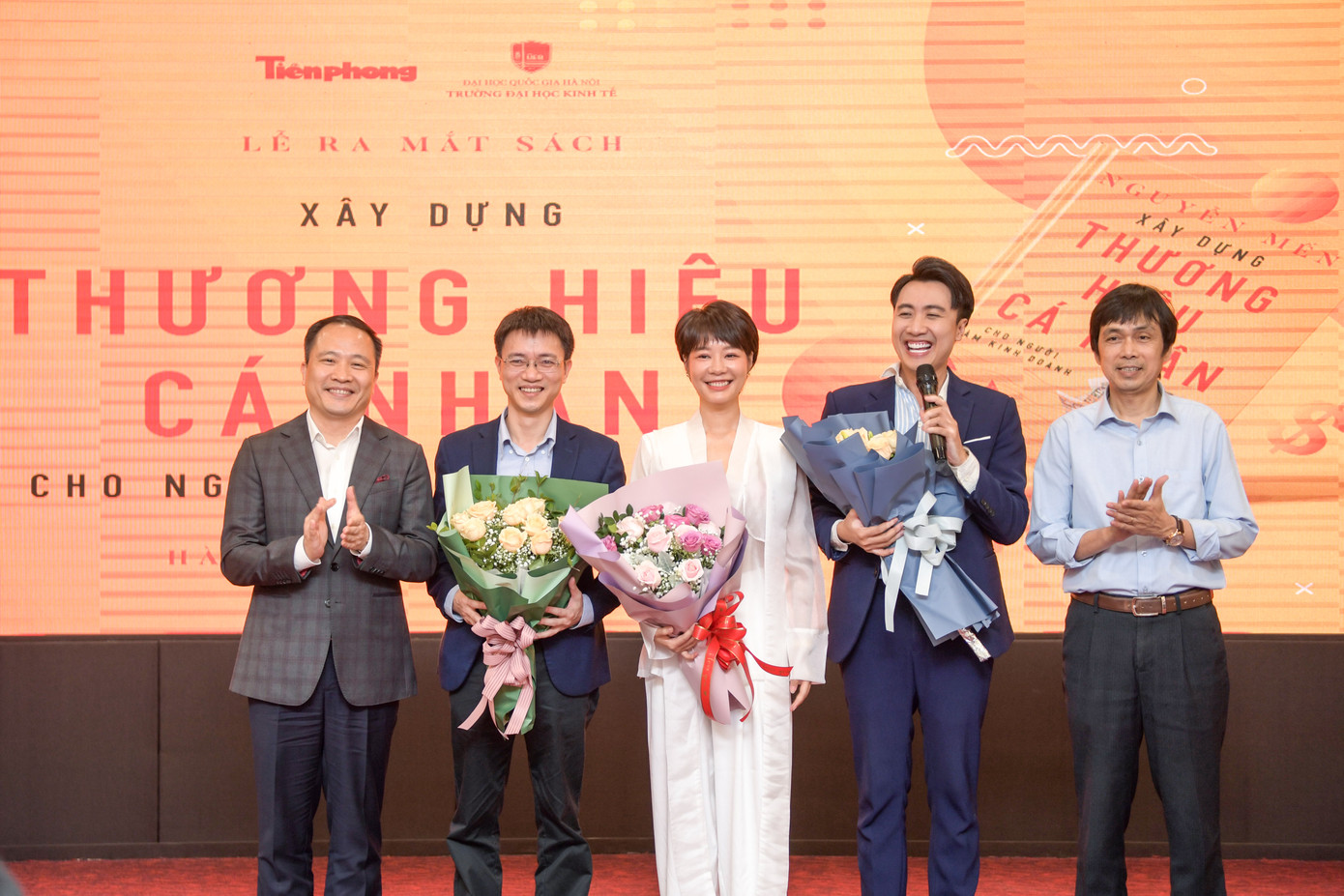 PGS.TS Lê Trung Thành (ngoài cùng bên trái) - Hiệu trưởng trường Đại học Kinh tế - ĐHQG Hà Nội và nhà báo Nguyễn Huy Lộc - Ủy viên Ban biên tập báo Tiền Phong tặng hoa cảm ơn các diễn giả. PGS.TS Lê Trung Thành (ngoài cùng bên trái) - Hiệu trưởng trường Đại học Kinh tế - ĐHQG Hà Nội và nhà báo Nguyễn Huy Lộc - Ủy viên Ban biên tập báo Tiền Phong tặng hoa cảm ơn các diễn giả.