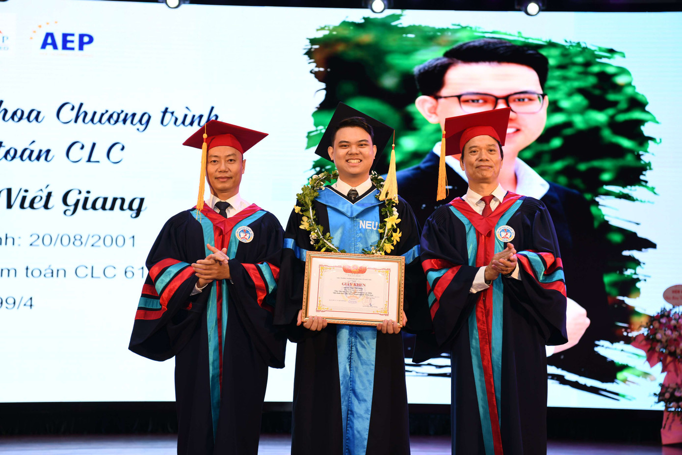 Đinh Viết Giang nhận Danh hiệu Thủ khoa chuyên ngành Kiểm toán, chương trình Chất lượng cao. Đinh Viết Giang nhận Danh hiệu Thủ khoa chuyên ngành Kiểm toán, chương trình Chất lượng cao.