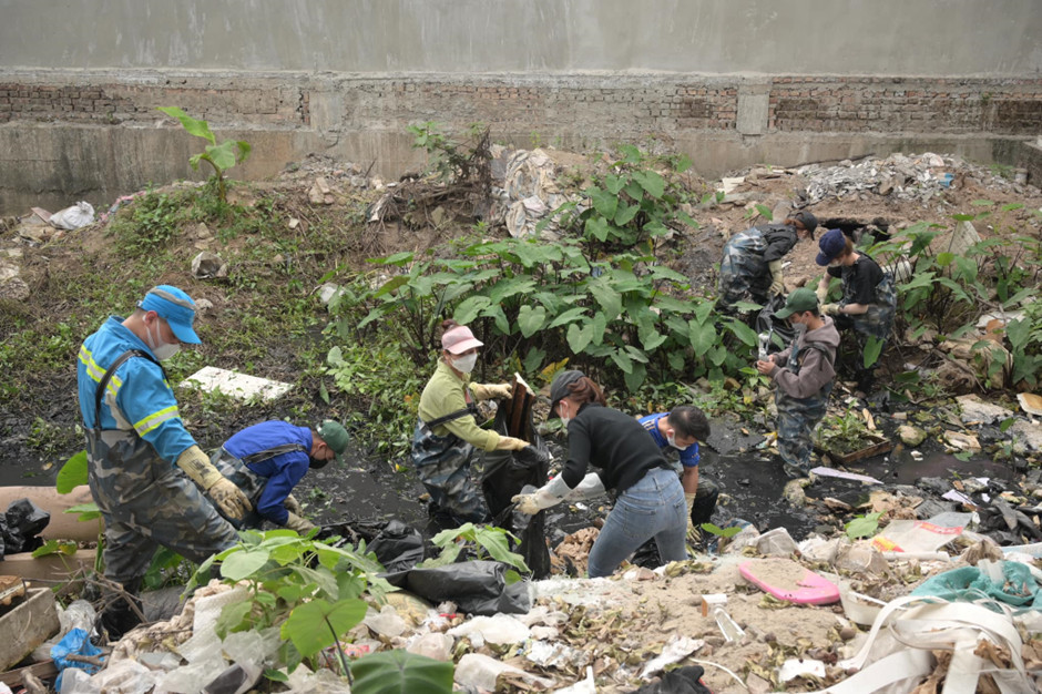 Cả nhóm trong một buổi làm việc tại con kênh ô nhiễm nặng (Ảnh : NVCC) Cả nhóm trong một buổi làm việc tại con kênh ô nhiễm nặng (Ảnh : NVCC)