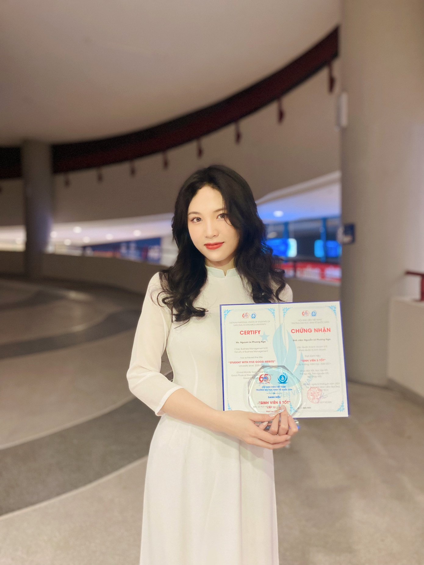 Phương Nga vinh dự nhận danh hiệu Sinh viên 5 tốt cấp trường.