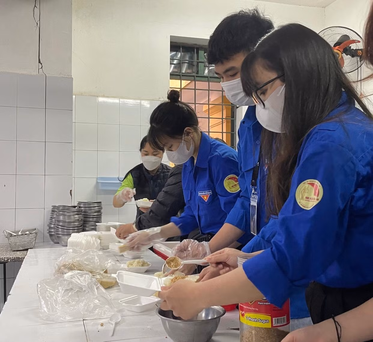 Các bạn trong câu lạc bộ chuẩn bị xôi để phát cho bệnh nhân.