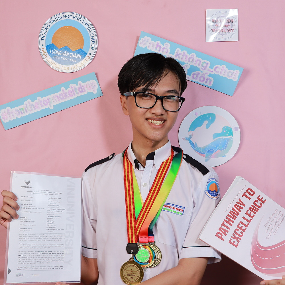 Nguyễn Huỳnh Thịnh là cựu học sinh lớp chuyên Anh 1, Trường THPT chuyên Lương Văn Chánh, tỉnh Phú Yên.