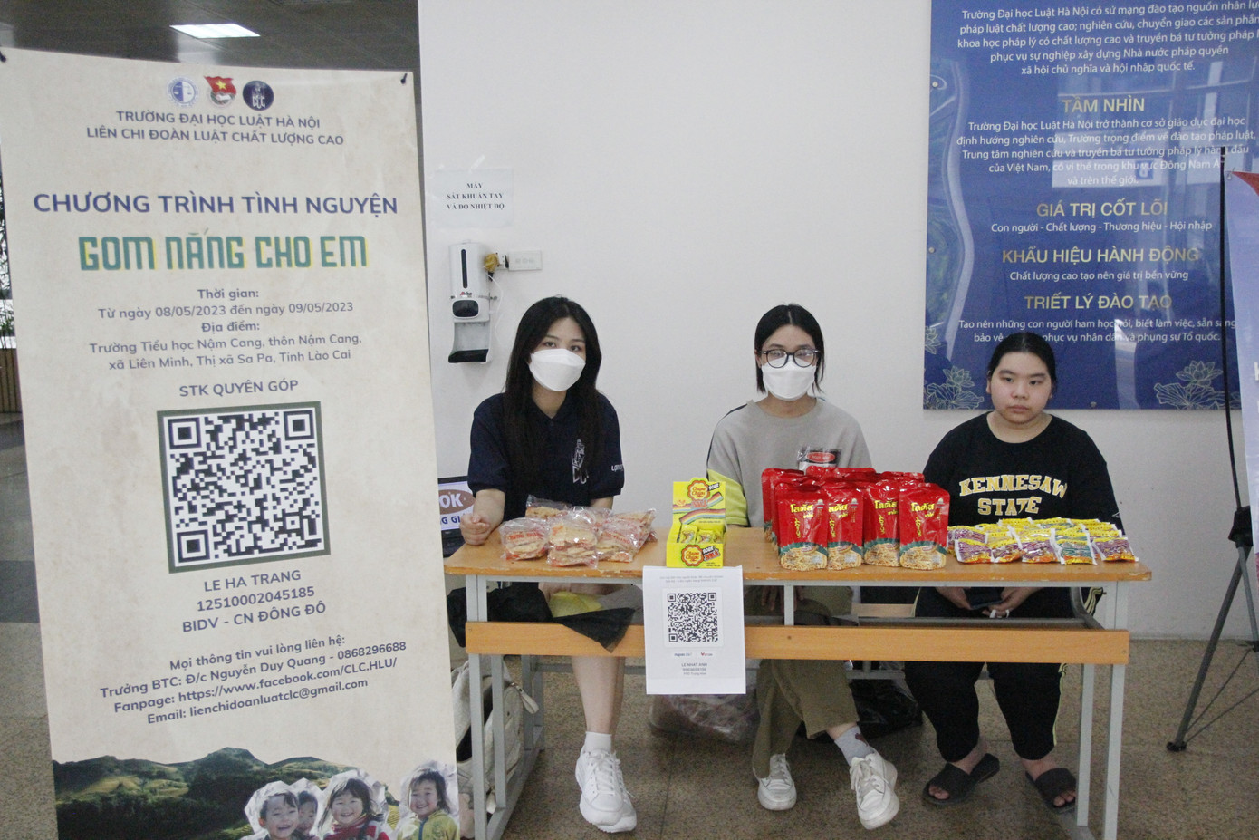 Các thành viên trong câu lạc bộ bán hàng gây quỹ cho chương trình. Các thành viên trong câu lạc bộ bán hàng gây quỹ cho chương trình.