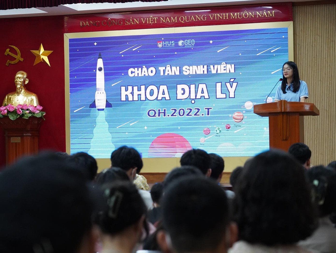 Thu Trang phát biểu tại chương trình Chào tân sinh viên Khoa Địa lý.